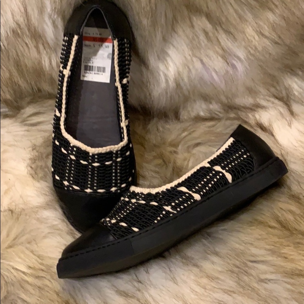 Taryn Rose faux leather flat shoe